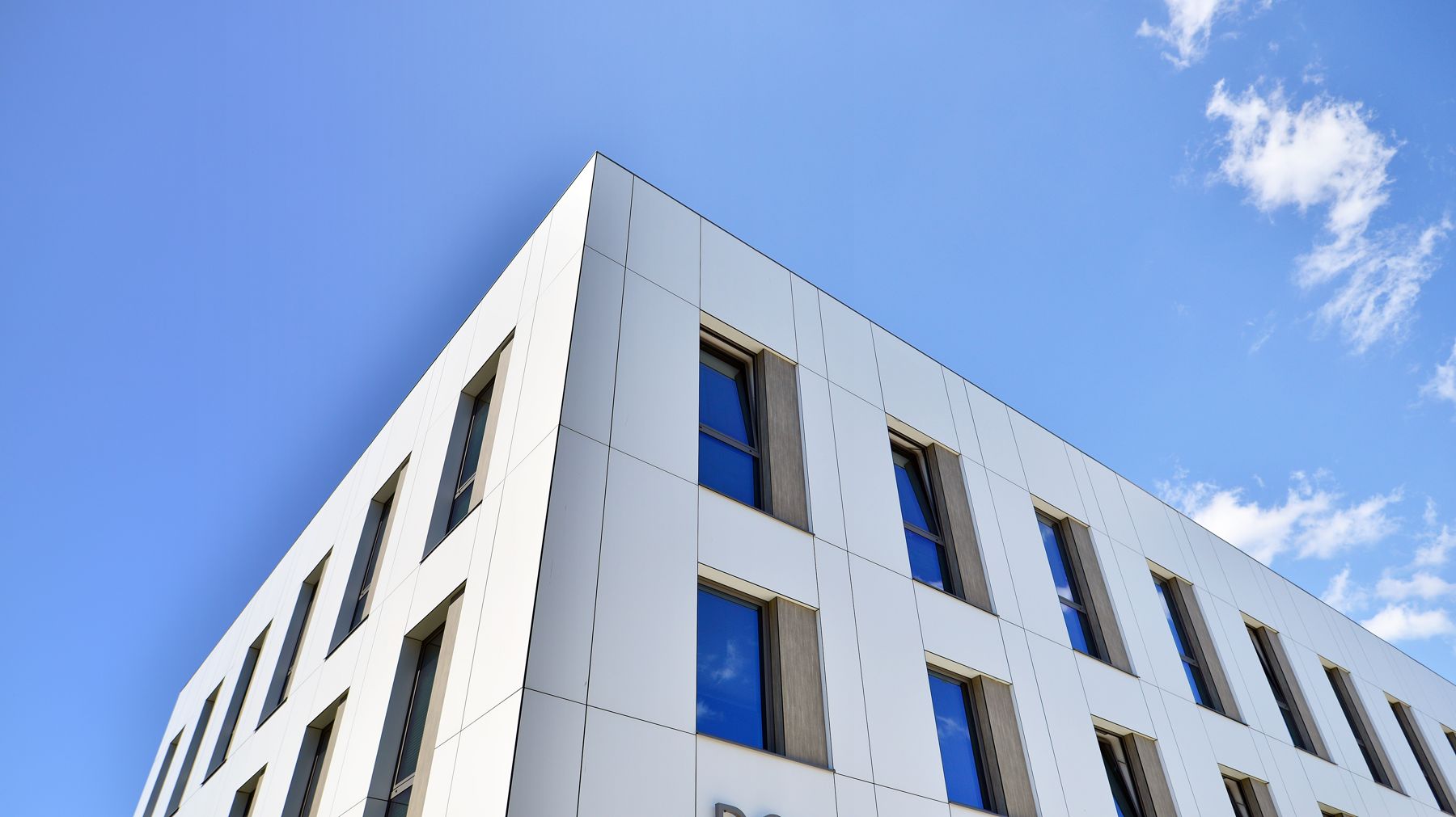 ACP vs. Solid Aluminum vs. HPL Cladding: A Facade Material Guide for Florida Buildings